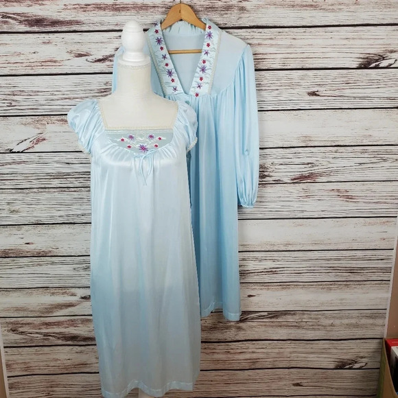Movie Star Small Vinatge Blue Embroidered Nylon 2-Pc Matching Robe and Gown Set - Picture 1 of 12